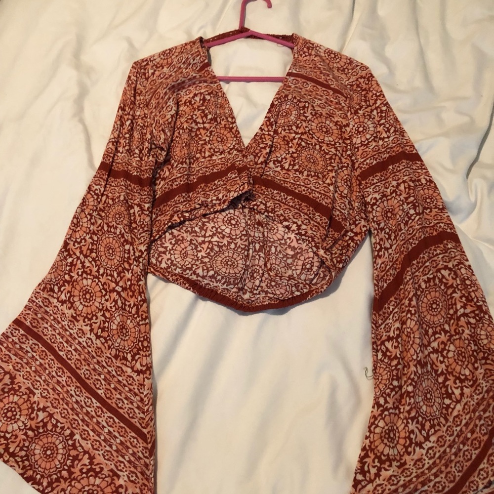 Long sleeve vintage style crop top.